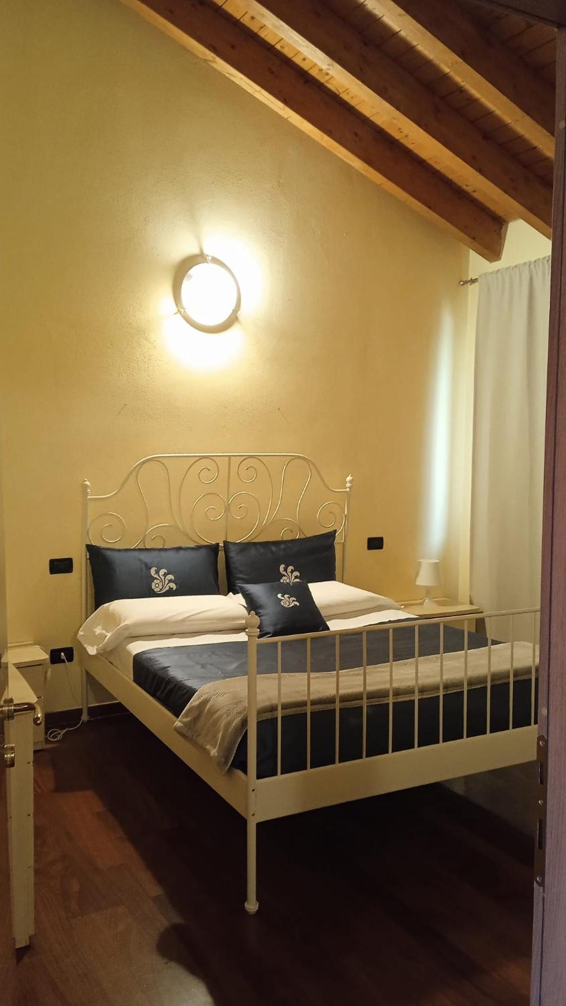 Bed & Breakfast Diffuso Vulcano Village Castro (Lombardy)